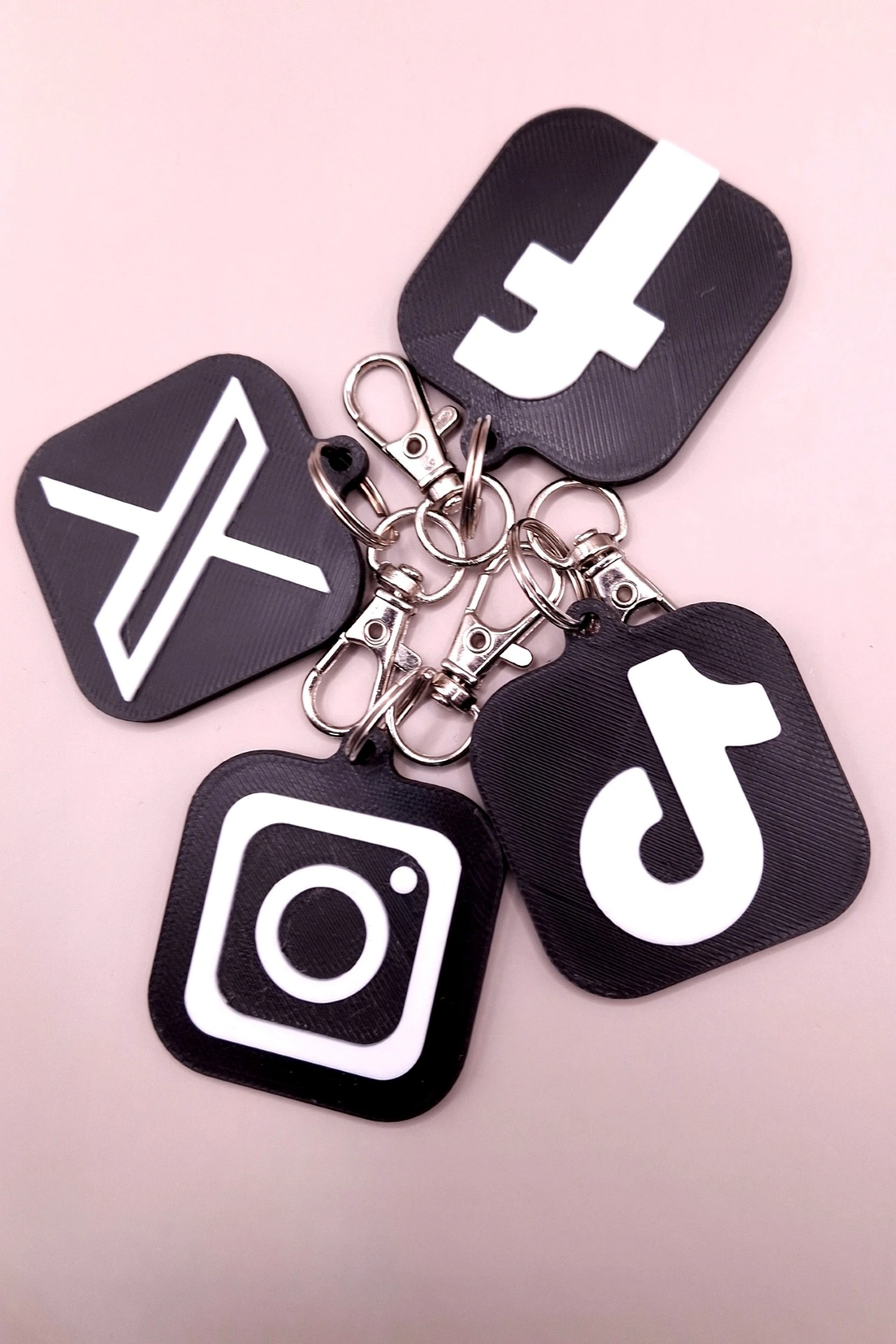 Llaveros de redes sociales impresos en 3D.